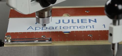 Plaques engraving with a pantograph
