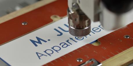 Engraving on plaques with IM3 pantograph